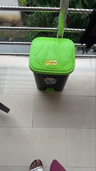 Plastic dustbin
